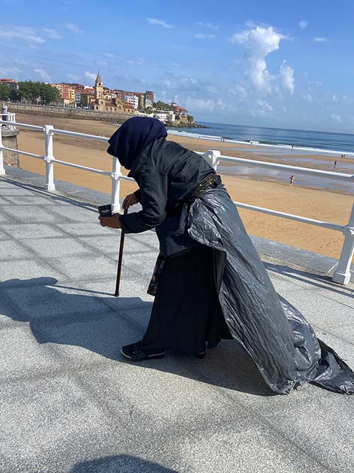Indigente pidiendo limosna en el paseo del muro de San Lorenzo en Gijón