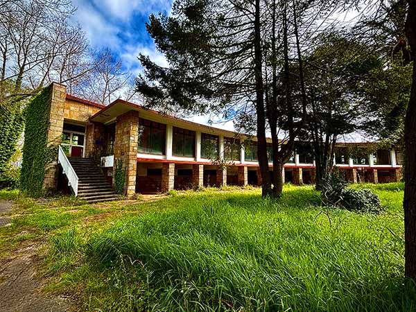 Comedor y edificio de recepción de la ciudad de vacaciones de Perlora en Carreño, Asturias
