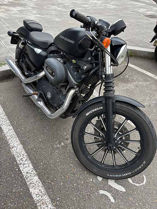 Moto aparcada en Cangas de Onís en Asturias