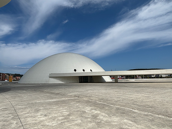 Cúpula del centro Niemeyer en Avilés