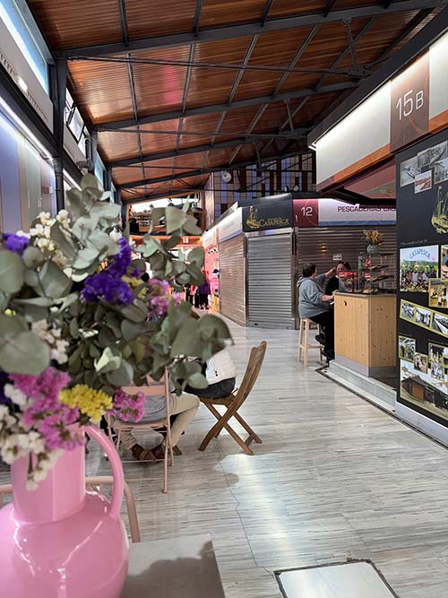 Interior del edificio de la plaza de abastos en la plaza del mercado en Avilés