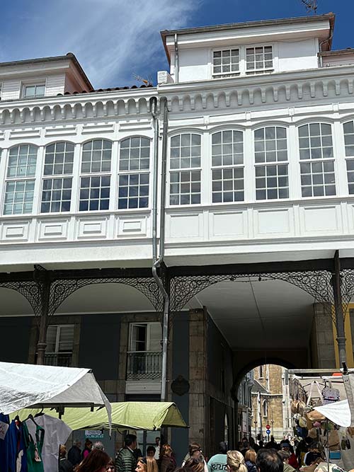 Galerías en el interior de la plaza del Mercado en Avilés