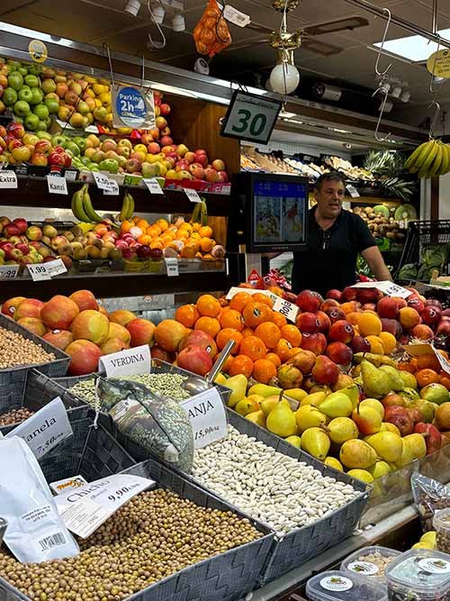 Interior del edificio de la plaza de abastos en la plaza del mercado en Avilés