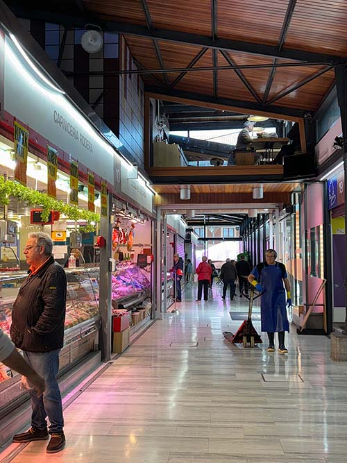 Interior del edificio de la plaza de abastos en la plaza del mercado en Avilés