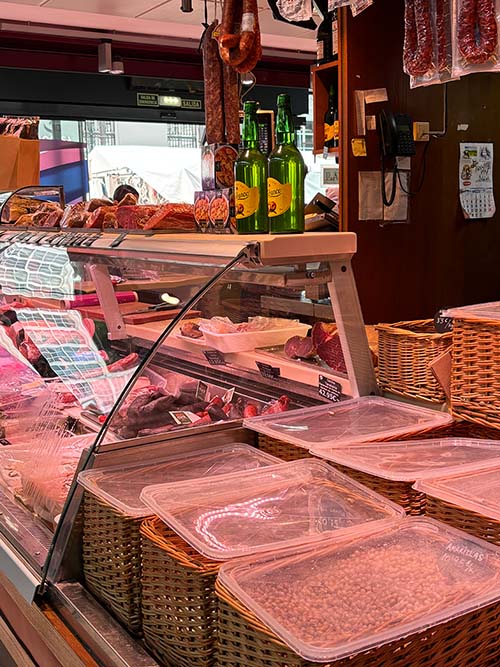 Interior del edificio de la plaza de abastos en la plaza del mercado en Avilés