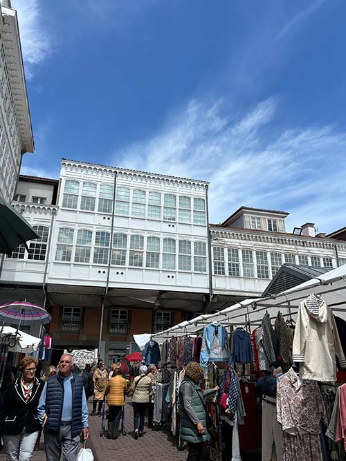 Galerías en el interior de la plaza del Mercado en Avilés
