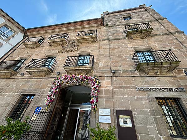 Entrada al palacio de Ferrera en Avilés, hoy reconvertido en hotel