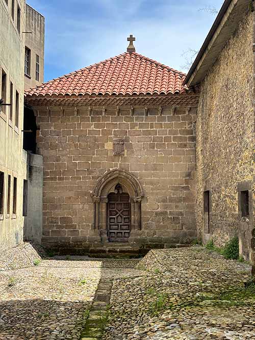 Capilla funeraria de la familia Alas en el lateral izquierdo de la iglesia de los padres Franciscanos en Avilés