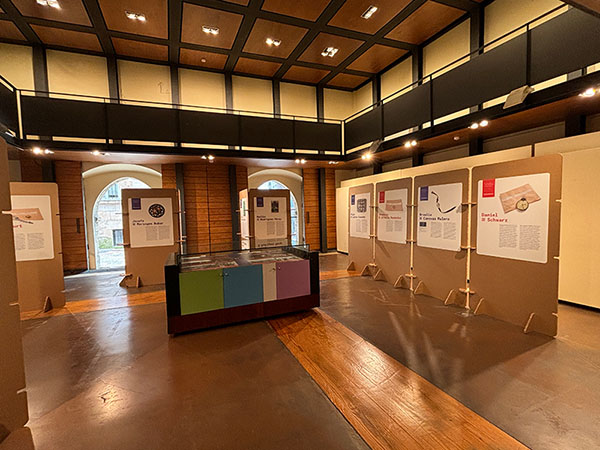 Interior del palacio de Valdecarzana en Avilés, que alberga el archivo histórico de la ciudad y exposiciones temporales