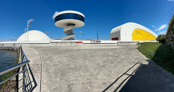 Entrada al centro Niemeyer desde Avilés, cruzando la ría