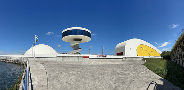 La torre destaca en el conjunto de espacios que conforman el centro Niemeyer en Avilés