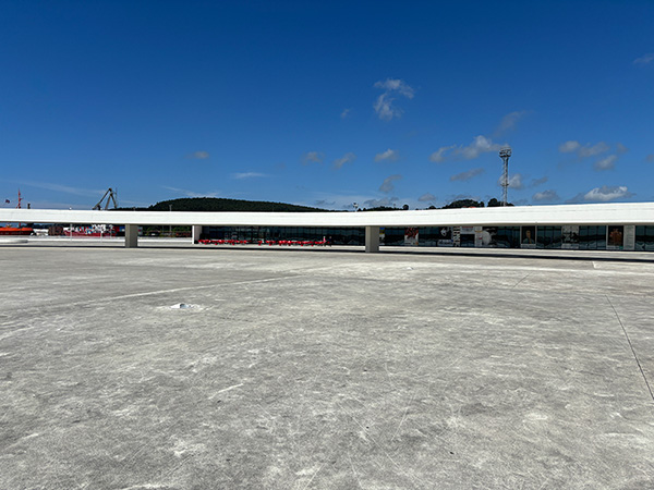 Parte de la plaza del centro Niemeyer en Avilés