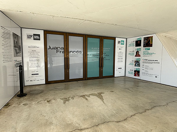 Entrada a la cúpula del centro Niemeyer en Avilés