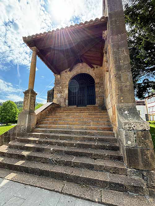 Ermita de Santa Cruz en Cangas de Onís en Asturias