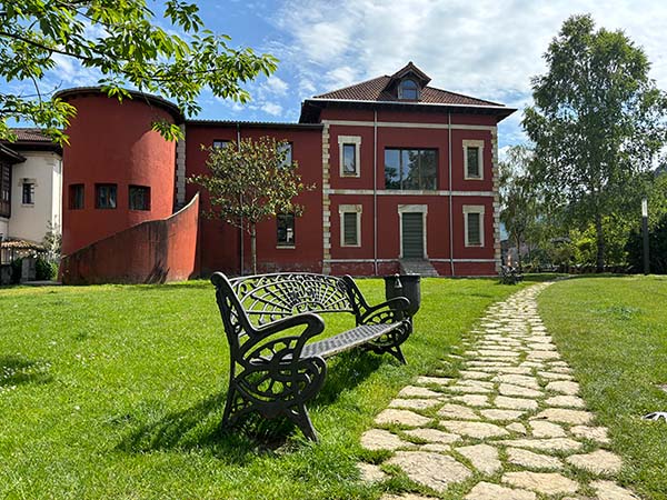 Casa Riera en Cangas de Onís, casa de indianos reconvertida en oficina de turismo