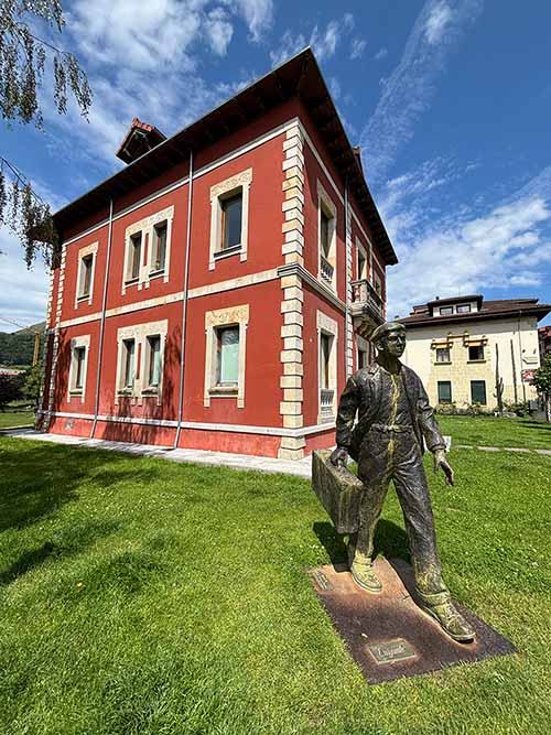 Casa Riera en Cangas de Onís, casa de indianos reconvertida en oficina de turismo