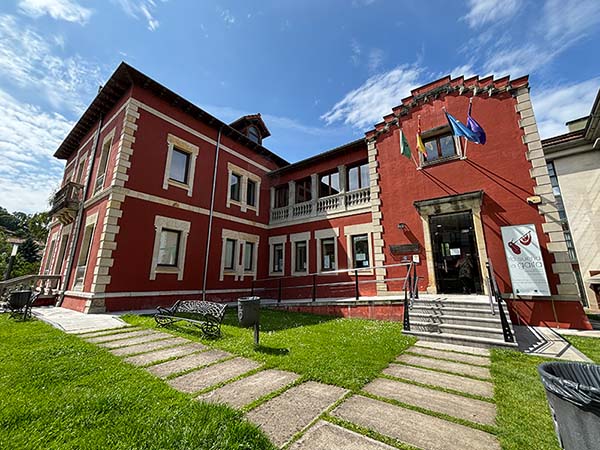 Casa Riera en Cangas de Onís, casa de indianos reconvertida en oficina de turismo