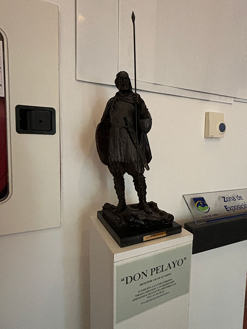 Estatua de Pelayo en el interior de la oficina de turismo de Cangas de Onís en Asturias