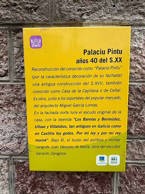 Panel informativo sobre el palacio Pintu en Cangas de Onís