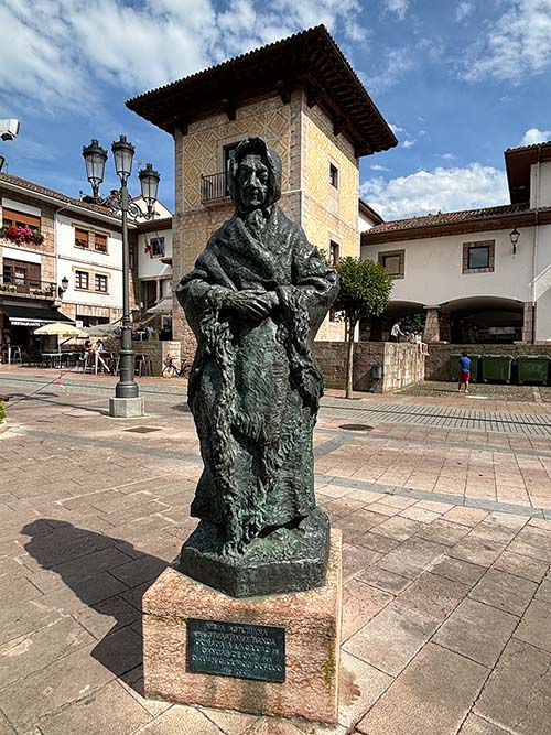 Estatua homenaje a la Campesina en Cangas de Onís en Asturias