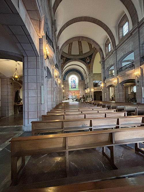 Interior de la iglesia de la Asunción en Cangas de Onís en Asturias