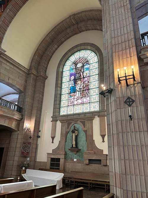 Interior de la iglesia de la Asunción en Cangas de Onís en Asturias