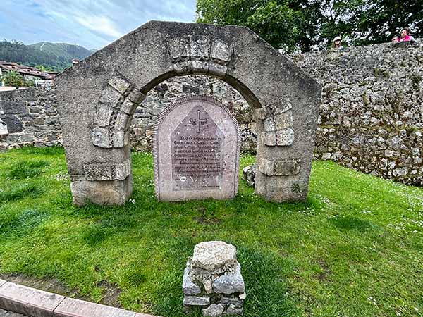 Monumento conmemorativo de la fundación de Cangas de Onís como primera capital de Asturias