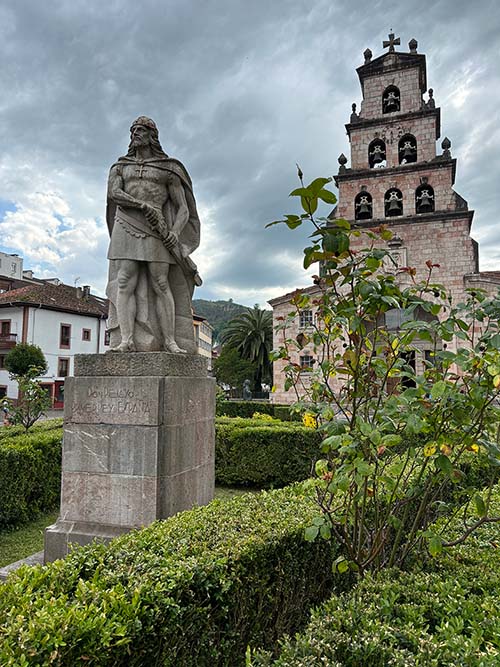 Estatua del Rey Pelayo en Cangas de Onís en Asturias