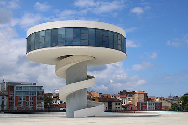 Vista de la espectacular torre del centro Niemeyer en Avilés