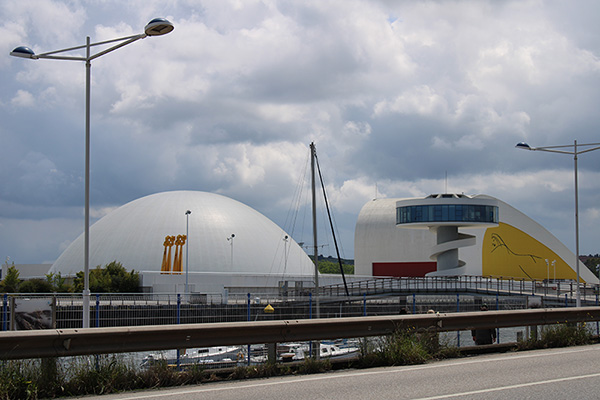 Vistas del centro Niemeyer desde el otro lado de la ría, desde Avilés