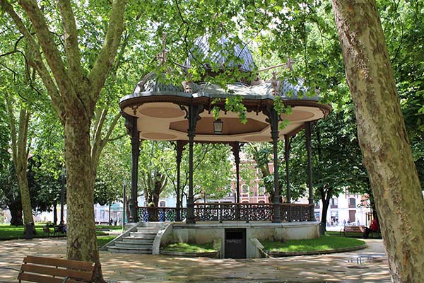 Kiosco de música en el parque del Muelle en Avilés