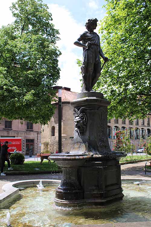 Estatua con influencia griega en el parque del Muelle de Avilés