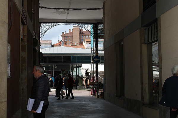 Interior de la plaza del Mercado en Avilés
