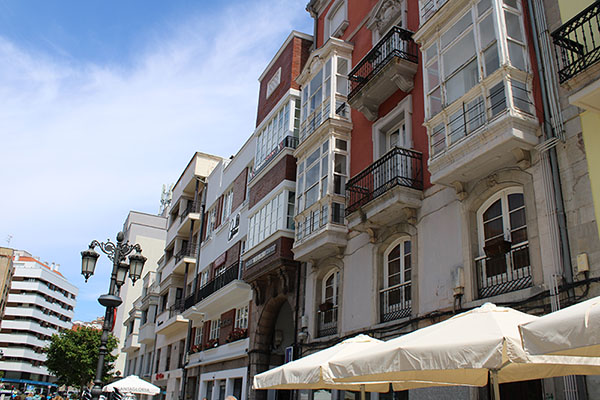 Balconadas en el exterior de la plaza del Mercado en Avilés