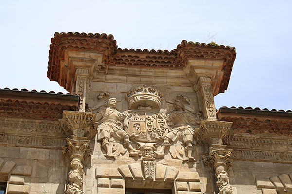 Detalle del escudo de armas en el palacio de Camposagrado en Avilés