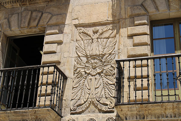 Detalle de una de las ornamentaciones abundantes en la fachada sur del palacio de Camposagrado en Avilés