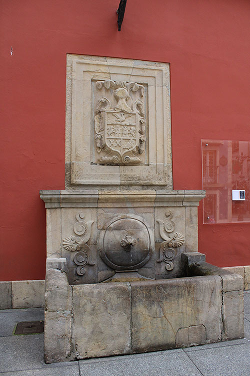 Ayuntamiento de Avilés, fuente de la calle la Fruta
