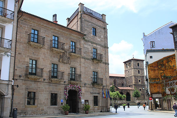 Vista desde la plaza de España en Avilés, en primer término el palacio de Ferrera y al fondo la iglesia de San Nicolás de Bari