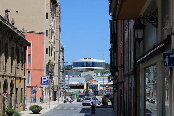 Vista del centro Niemeyer desde una de las calles que sale de la plaza de España en Avilés