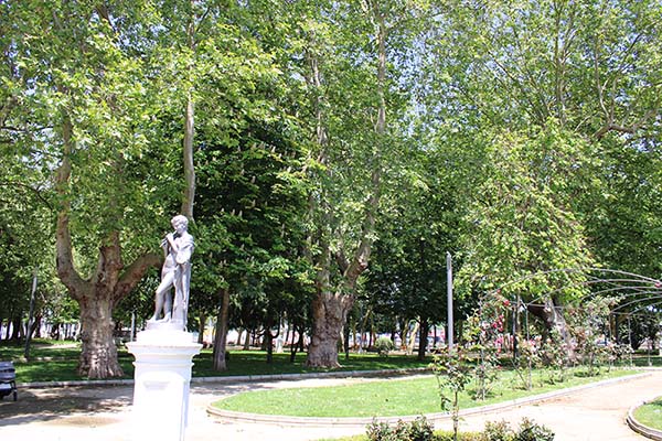 Estatua con influencia griega en el parque del Muelle de Avilés