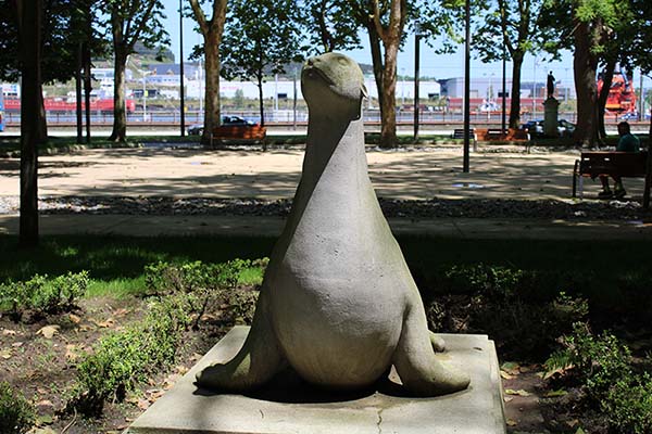 Escultura de la foca en el parque del Muelle en Avilés