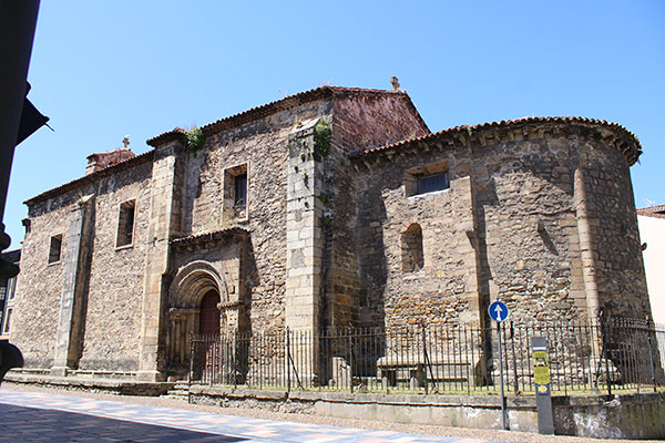 Iglesia vieja de Sabugo o de Santo Tomás en la plaza del Carbayo en Avilés