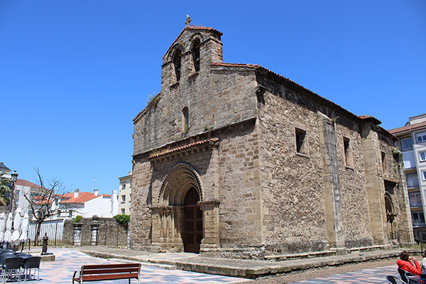 Iglesia vieja de Sabugo en la plaza del Carbayo en Avilés