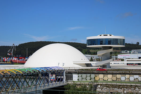 Vistas del centro Niemeyer desde el otro lado de la ría, desde Avilés