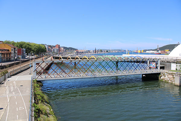 Vista de la ría de Avilés con el paseo a la izquierda y el puente que cruza hacia el Niemeyer