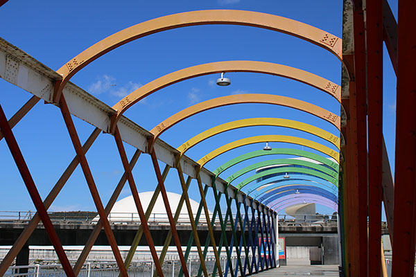 Parte del puente que cruza desde Avilés hacia el Niemeyer