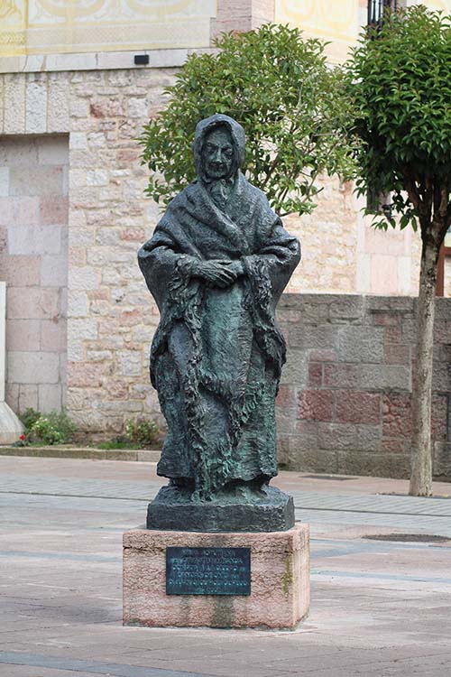 Estatua homenaje a la Campesina en Cangas de Onís en Asturias