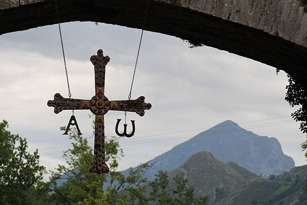 Réplica de la Cruz de la Victoria en el puente romano de Cangas de Onís en Asturias