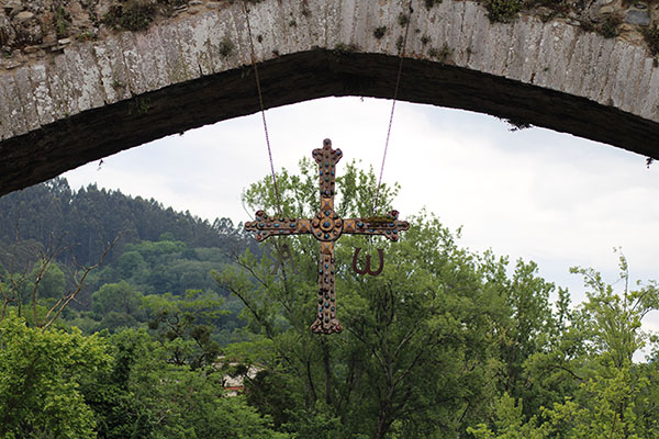 Réplica de la Cruz de la Victoria en el puente romano de Cangas de Onís en Asturias