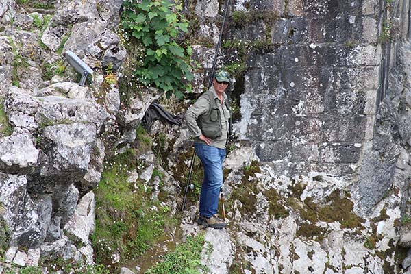 Pescador de salmón a la espera de echar su caña en el pozo del puente en el Sella, en Cangas de Onís